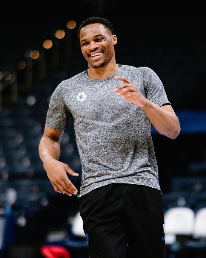 ag体育官方-转会期体能课后，上海久事官宣签约备战欧冠，信心回归，控场能力受关注